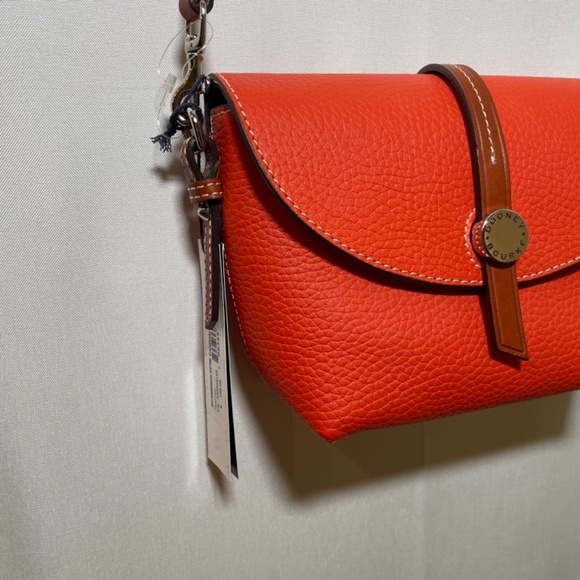 NEW WITH TAGS! DOONEY & BOURKE ALL LEATHER CROSSBODY BAG - Picture 3 of 7